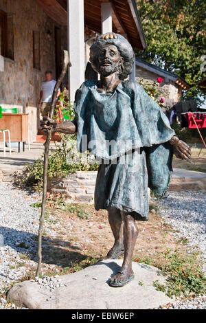 La scultura del pellegrino nella parte anteriore del pilgrim's hostel, Spagna, Kastilien und Le¾n, Leon, La Faba Foto Stock