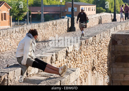 In mattinata, arrivo di pellegrino sul ponte medievale 'Puente de Ërbigo', Spagna, Kastilien und Le¾n, Hospital de Ërbigo Foto Stock