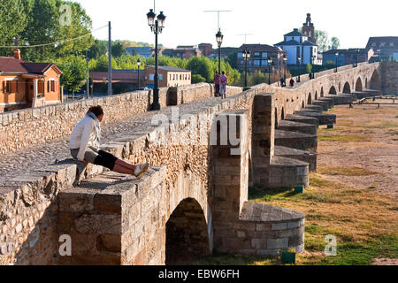 Ponte medievale 'Puente de Ërbigo' al sole del mattino, Spagna, Kastilien und Le¾n, Hospital de Ërbigo Foto Stock