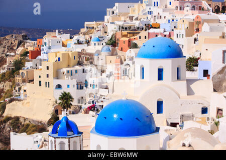 Città greca Oia con blue case a cupola, Grecia SANTORINI, CICLADI, Oia Foto Stock