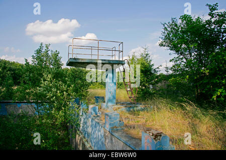 Vecchia piscina con piattaforma subacquea di Cariati casern sovietica, Germania, il Land Brandeburgo, Bad Freienwalde Foto Stock