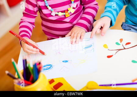 Due bambini piccoli di Disegno con matite colorate Foto Stock