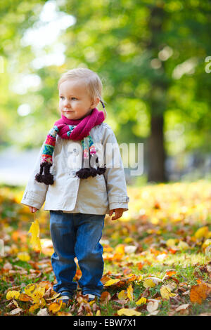 Bambina in autunno Foto Stock