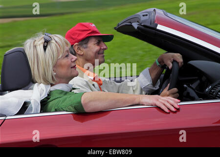 Per gli anziani in una cabriolet Foto Stock