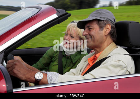 Per gli anziani in una cabriolet Foto Stock