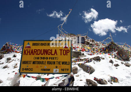 Khardung La segno sul più alto motorable passano nel mondo Foto Stock