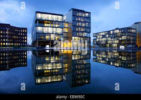 ThyssenKrupp la sede aziendale in Twilight, in Germania, in Renania settentrionale-Vestfalia, la zona della Ruhr, Essen Foto Stock