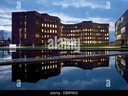 ThyssenKrupp la sede aziendale in Twilight, in Germania, in Renania settentrionale-Vestfalia, la zona della Ruhr, Essen Foto Stock