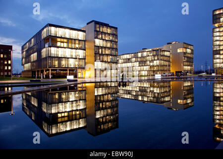 ThyssenKrupp la sede aziendale in Twilight, in Germania, in Renania settentrionale-Vestfalia, la zona della Ruhr, Essen Foto Stock