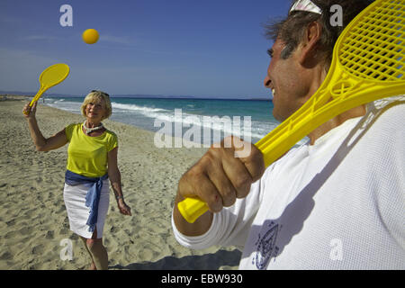Coppia di anziani la riproduzione di beach tennis, Balearen, Ibiza Foto Stock