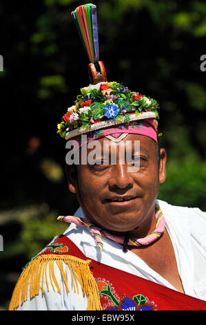 Ritratto di un indiano in tradizionali abiti Maya, Messico, Yucatan, Tulum Foto Stock