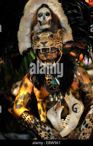 Indiano del costume tradizionale di un sacerdote Maya, Messico, Yucatan Foto Stock