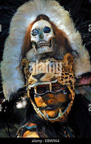 Indiano del costume tradizionale di un sacerdote Maya, Messico, Yucatan Foto Stock