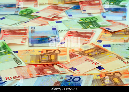 Euro Bills giacente su una scrivania Foto Stock