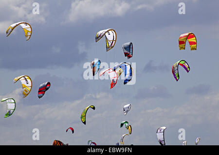 Aquiloni colorati nel cielo, Kitesurf World Cup, Germania, Schleswig-Holstein, San Pietro Ording Foto Stock