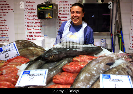 Fishwife pesce appena pescato al Mercado de Nuestra Senora de Africa, Isole Canarie, Tenerife, Santa Cruz de Tenerife Foto Stock