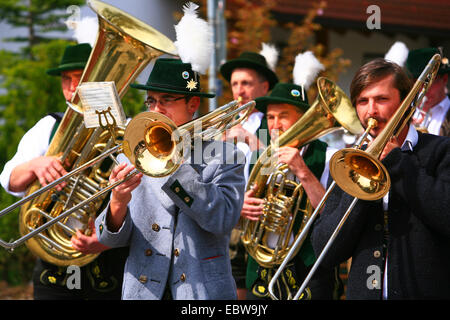 Brass Band che suona durante il errection di maypole, in Germania, in Baviera, Bad Aibling Foto Stock
