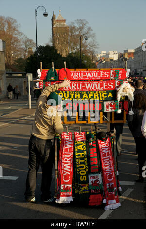 Pre-match atmosfera delle strade di Cardiff prima del Galles v. Sud Africa gioco durante la serie di autunno internazionali. Foto Stock