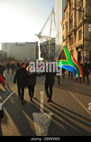 Pre-match atmosfera delle strade di Cardiff prima del Galles v. Sud Africa gioco durante la serie di autunno internazionali. Foto Stock