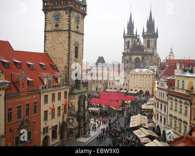 Vista guardando verso il basso sulla Piazza della Città Vecchia di Praga in inverno Foto Stock