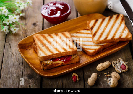 Sandwich al burro di arachidi con marmellata Foto Stock