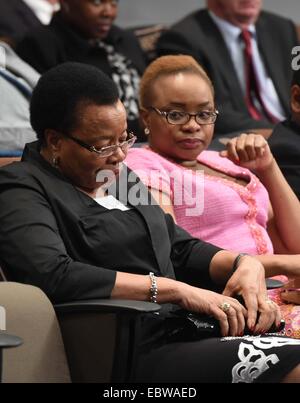 (141204) -- Johannesburg, il 4 dicembre, 2014 (Xinhua) -- Graca Machel (L), vedova del tardo ex Sud Africa il Presidente Nelson Mandela, assiste alla cerimonia di apertura del Nelson Mandela cordoglio libri mostra presso il Nelson Mandela centro della memoria di Johannesburg, Sud Africa, il 4 dicembre 2014. Il Nelson Mandela cordoglio libri Exhibition si è tenuta giovedì per contrassegnare il prossimo primo anniversario della fine del Sud Africa il Presidente Nelson Mandela passa che cade su dicembre 5, 2014. Un totale di 4850 condoglianze libri che sono stati portati dal Sud Africa ambasciate in tutto il mondo e molto di più Foto Stock