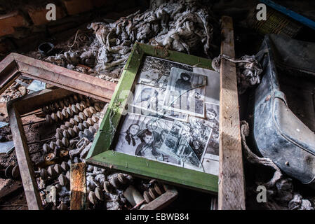 Vecchie immagini in cottage di legno in abbandonato Stechanka village, Chernobyl Zona di esclusione, Ucraina Foto Stock