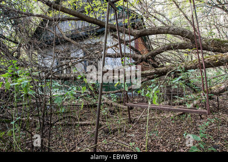 Vecchio arrugginito in rotazione anteriore del cottage di legno in abbandonato Stechanka village, Chernobyl Zona di esclusione, Ucraina Foto Stock