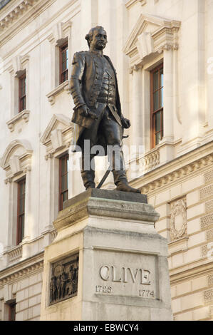 Le statue storiche. La statua del General Maggiore Robert Clive dell India, eretta 1916 dallo scultore Giovanni Tweed, in King Charles Street, Londra, Inghilterra, Regno Unito. Foto Stock