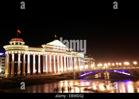 Museo Macedone e ponte di notte con luci Foto Stock