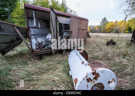 Vecchia cisterna e carro vicino ex fattoria di pesce nel pripjat città abbandonate Chernobyl Zona di esclusione, Ucraina Foto Stock