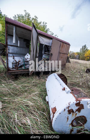 Vecchia cisterna e carro vicino ex fattoria di pesce nel pripjat città abbandonate Chernobyl Zona di esclusione, Ucraina Foto Stock