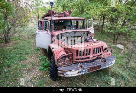 Abbandonato il fuoco motore vicino ex fish plant di Chernobyl Zona di esclusione, Ucraina Foto Stock