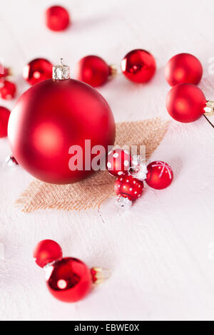 Golden decorazione di Natale sfondo con una varietà di oro e baubles palle di diverse dimensioni e texture adagiata su un br Foto Stock