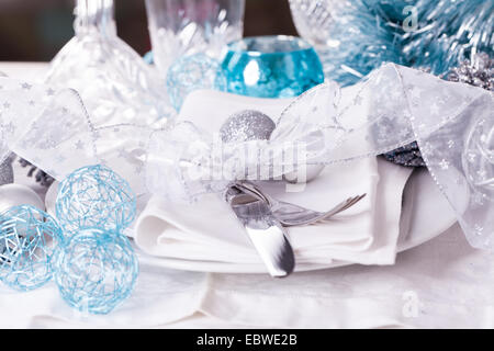 Golden decorazione di Natale sfondo con una varietà di oro e baubles palle di diverse dimensioni e texture adagiata su un br Foto Stock