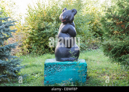 Il vecchio parco giochi con orso statua in pripjat città abbandonate Chernobyl Zona di esclusione, Ucraina Foto Stock