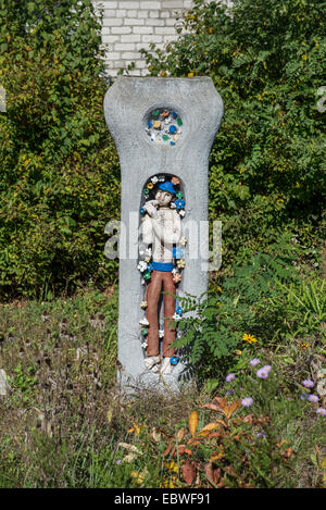 Il vecchio parco giochi con statua in pripjat città abbandonate Chernobyl Zona di esclusione, Ucraina Foto Stock