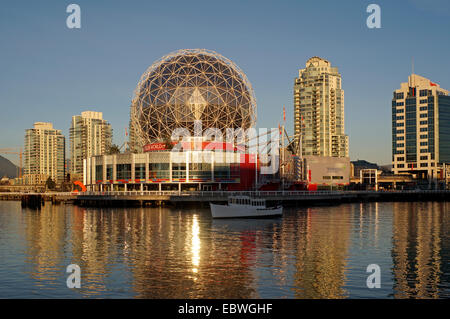 Telus mondo della scienza o il mondo della scienza su False Creek, Vancouver, British Columbia, Canada Foto Stock