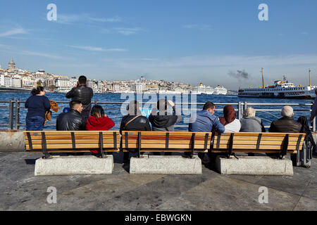 A guardare le barche sul Bosforo verso Karakoy Istanbul Foto Stock