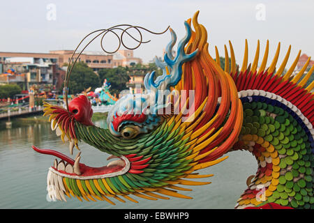 Dettaglio del drago a Dragon e Tiger pagode di Lotus Pond, Kaohsiung Foto Stock