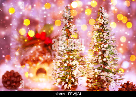 Favola di natale, due poco decorata di alberi di Natale sulle luci festose sfondo, bella vita ancora, carino arredamento di casa Foto Stock