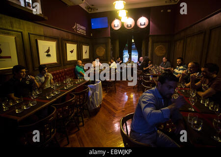 Buenos Aires, Argentina. 4 Dic 2014. I visitatori a partecipare un whisky catering nel Museo di whisky in Buenos Aires, capitale dell'Argentina, il 4 dicembre 2014. Il Museo del whisky è stato aperto il 9 novembre 10, e mostra più di tremila bottiglie del miglior whisky del mondo. Oltre al permanentemente esposta la raccolta, il museo include catering camere e stanze tematiche in cui le attività per i soci del club "whisky al malto Argentina' sono tenute, portando un nuovo centro turistico e le attrazioni culturali della città di Buenos Aires. © Martin Zabala/Xinhua/Alamy Live News Foto Stock