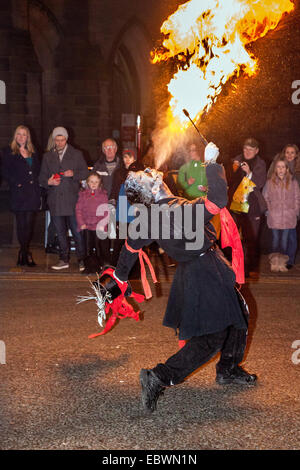 Chester, Regno Unito del 4 dicembre, 2014. Russell Kirk come il buffone & mangiafuoco nel Mid-Winter guardare la sfilata da piazza Municipio, sfilando giù San Werburgh Street, Eastgate Street, Bridge Street, la Croce e Northgate Street. Karamba Samba un 'fantasma band" ha portato una divertente parata di scheletri, incendio respirazione, fuoco mangiare, angeli e demoni come hanno celebrato il solstizio d'inverno. Un evento che risale al Quattrocento, dove artisti locali e gruppi comunitari di unirsi insieme per celebrare il tempo quando la città leader dovrebbe consegnare le chiavi della città. Foto Stock