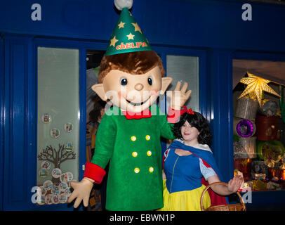 Chester, Regno Unito del 4 dicembre, 2014. chELFie, gigante di Natale Elf & 'Sora il bianco' nell'Mid-Winter guardare la sfilata da piazza Municipio, sfilando giù San Werburgh Street, Eastgate Street, Bridge Street, la Croce e Northgate Street. Karamba Samba un 'fantasma band" ha portato una divertente parata di scheletri, incendio respirazione, lo scheletro di cuochi di Natale, angeli e demoni come hanno celebrato il solstizio d'inverno. Un evento che risale al Quattrocento, dove artisti locali e gruppi comunitari di unirsi insieme per celebrare il tempo quando la città leader dovrebbe consegnare le chiavi della città. Foto Stock