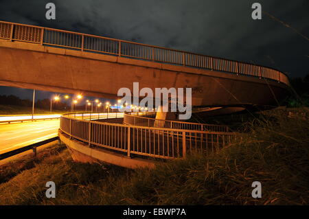 Ponte pedonale attraverso la Wiener Aussenring Autobahn autostrada o A21, Vienna, Vienna, Austria Foto Stock