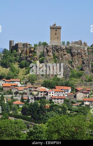 Castello di Polignac su una roccia di basalto sopra il villaggio, de Polignac, Haute Loire, Auvergne, Francia Foto Stock