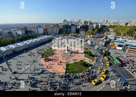 Piazza Taksim o Taksim Meydani, indipendenza monumento di Mustafa Kemal Atatuerk, Beyoğlu, Istanbul, lato europeo Foto Stock