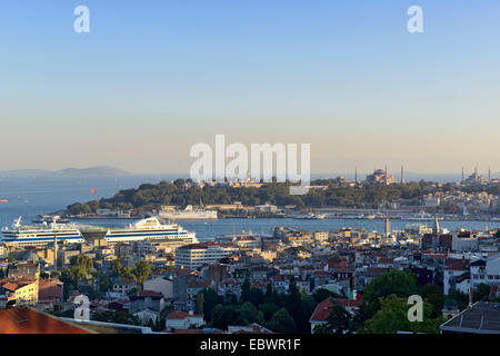 Vista da 360-ristorante oltre il quartiere di Sultanahmet con il Palazzo Topkapi, Hagia Sophia e la Moschea Blu, il Bosforo Foto Stock