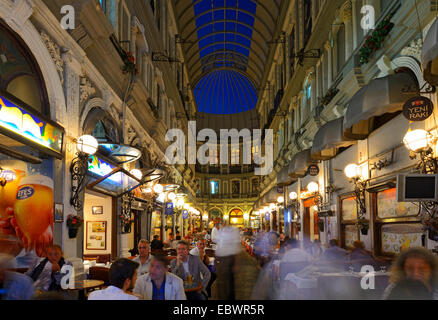 Ristoranti in Cicek Pasaji arcade, Cité de Pera, noto anche come il passaggio di fiori, Su Istiklal Caddesi o İstiklal Avenue Foto Stock