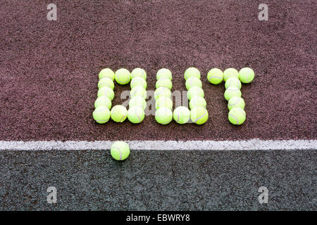 Palla da tennis fuori delle palle da tennis Foto Stock